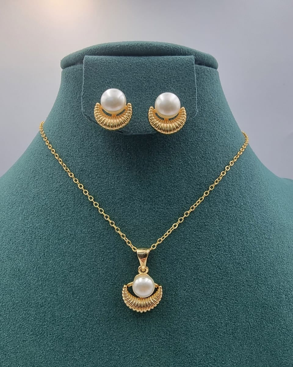 Pearl Arc Pendant Set - Zambeel