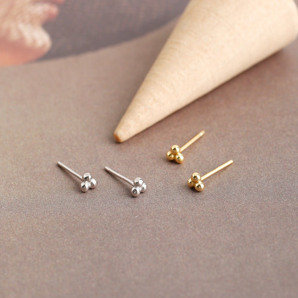 Simple And Fresh Student Polka Dot S925 Silver Stud Earrings - Zambeel